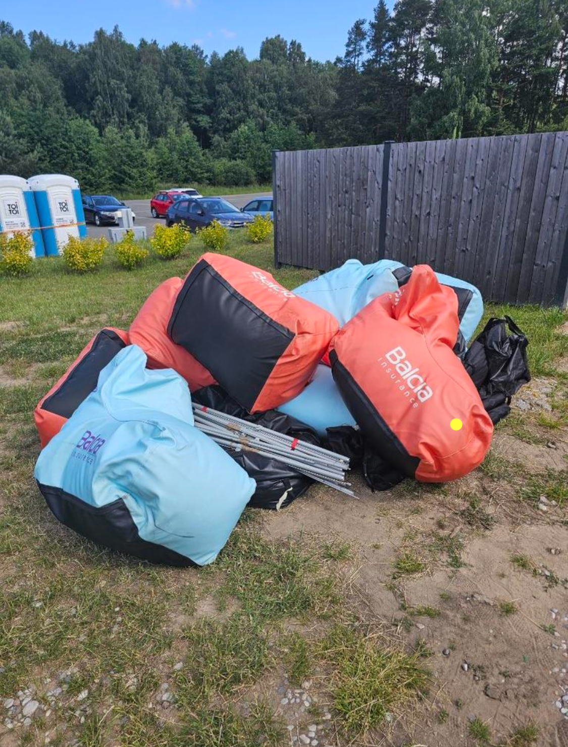 10 sėdmaišių ir nedidelis stendas Vilnius-Palanga
