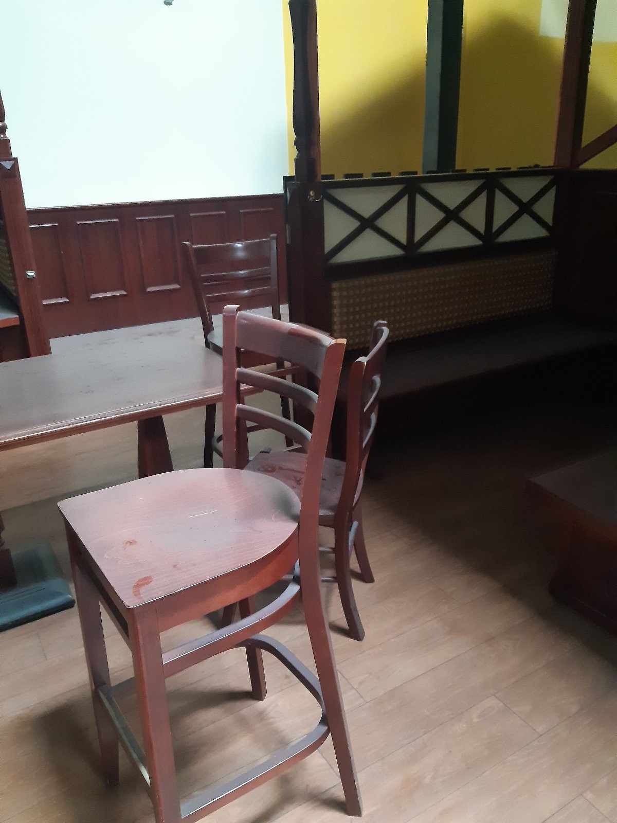 Reikia pervežti stalus ,kėdes,komodas